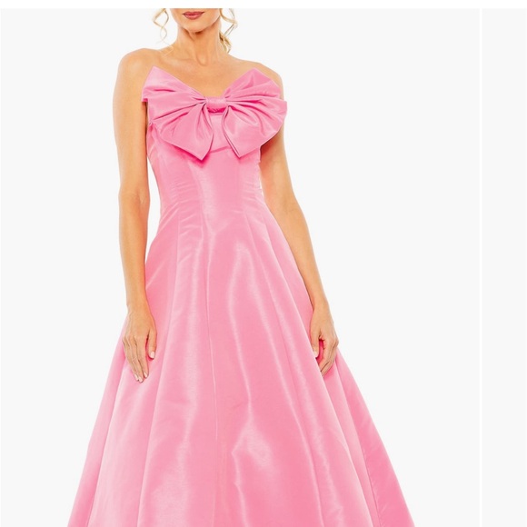 Mac Duggal bow front strapless taffeta gown - Picture 2 of 3